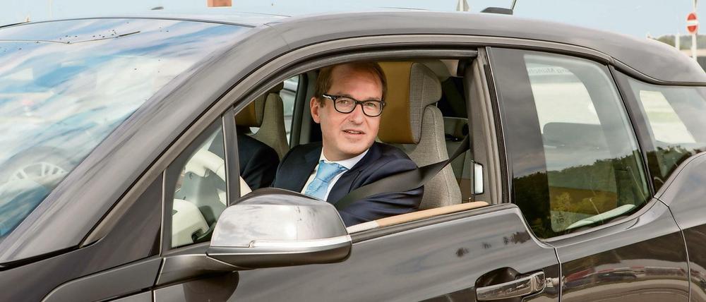 Verkehrsminister Alexander Dobrindt am Steuer. 