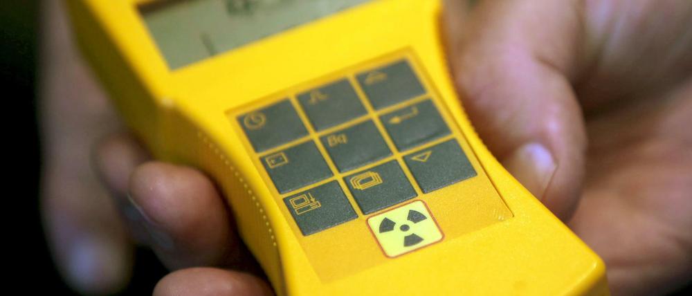 Ein Arzt der der Vereinigung «Ärzte zur Verhütung eines Atomkrieges - Ärzte in Sozialer Verantwortung» (IPPNW) hält ein Dosimeter zur Messung radioaktiver Strahlung in der Hand. 