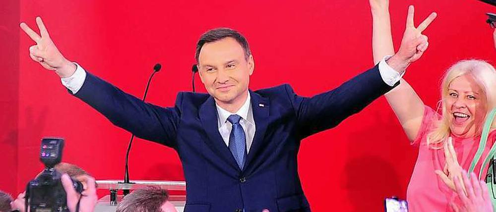 Polens nationalkonservative Opposition triumphiert: Ihr Kandidat Andrzej Duda hat die Präsidenten-Stichwahl für sich entschieden.