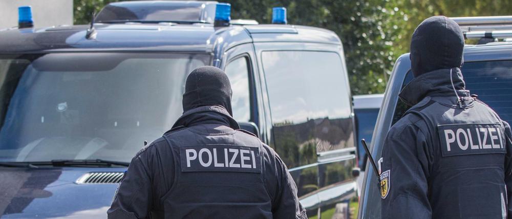 Polizisten einer Spezialeinheit am Montag in Banzkow. Beamte des BKA und der Bundespolizei durchsuchten Wohnungen und Geschäftsräume in mehreren Orten Mecklenburg-Vorpommerns. 