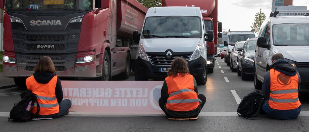 Aktivisten der Gruppierung „Letzte Generation“ blockieren eine Kreuzung an der Landsberger Allee in Berlin (Symbolbild).