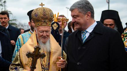 Patriarch Bartholomäus präsentierte Präsident Poroschenko am Vortag des orthodoxen Weihnachtsfests das Unabhängigkeitsdekret der ukrainischen Kirche. 