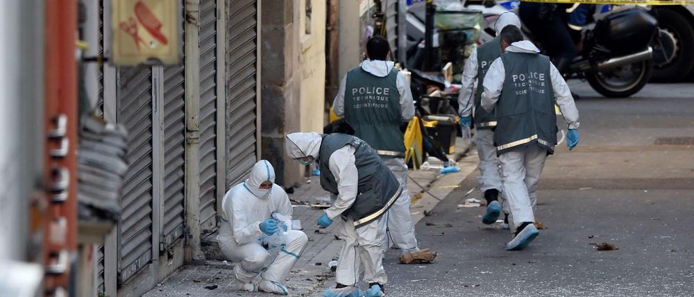 Paris am 18. November 2015: Forensiker nach den Attentaten bei der Spurensuche. 