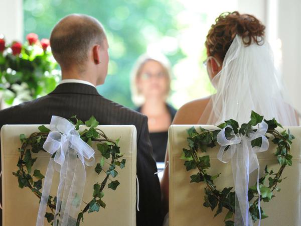Ein Hochzeitspaar in Steinhöfel, Brandenburg. Im Osten hielten 2008 gut 80 Prozent der Ehen. (Archiv)