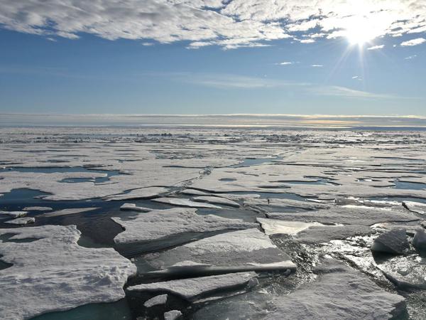 Viel Zeit bleibt nicht mehr. Die Eisdecke auf dem Arktischen Ozean am Nordpol, aufgenommen am 16.08.2015. Seitdem hat sich das Klima weiter verschlechtert.