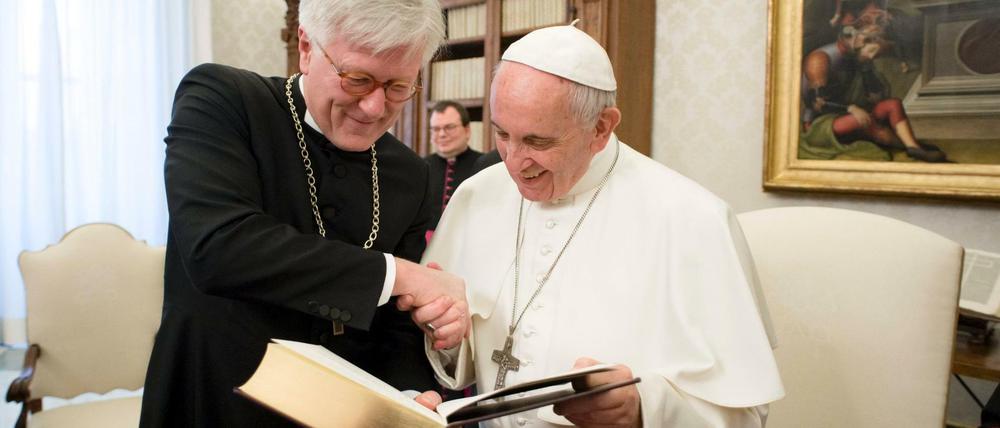 Ein Gott, eine Bibel, ein Handschlag. Papst Franziskus empfängt im Vatikan den Ratsvorsitzenden der Evangelischen Kirche in Deutschland, Heinrich Bedford-Strohm (l).