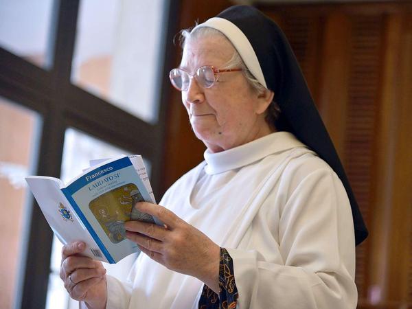 Druckfrisch. Eine Nonne liest die erste Umwelt-Enzyklika der katholischen Kirche. 
