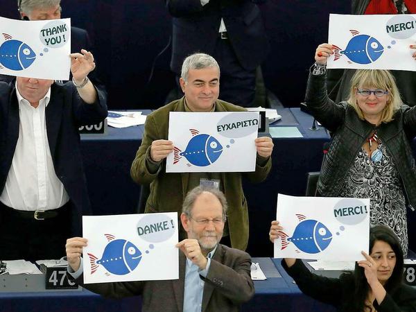 Die Grünen im Europaparlament heben nach dem Beschluss des Gremiums zur neuen Gemeinsamen Fischereipolitik Schilder mit Fischen und dem Wort "Danke" hoch. Das Parlament hat beschlossen, dass Beifänge künftig nicht mehr ins Meer zurückgeworfen werden dürfen und sich die Fangquoten nach den Empfehlungen der Wissenschaft richten sollen. 