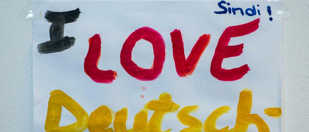 Starkes Bekenntnis. Ein Flüchtling hat in der Erstaufnahmeeinrichtung für Asylbewerber in Regensburg "I love Deutschland" auf ein Blatt gemalt. 
