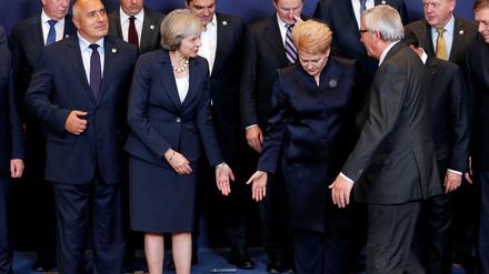 Knallrote Schuhe. Theresa May am Donnerstag beim EU-Gipfel. 