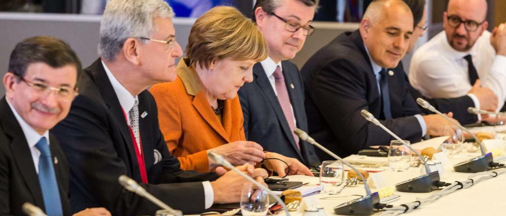 Am Verhandlungstisch in Brüssel: Kanzlerin Merkel, links der türkische Ministerpräsident Davutoglu.
