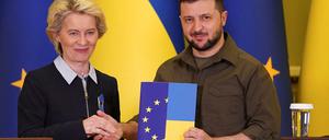 Ursula von der Leyen, EU-Kommissionspräsidentin, und Wolodymyr Selenskyj, Präsident der Ukraine bei der Pressekonferenz zum EU-Beitrittsantrag der Ukraine in Kiew im Juni 2022.