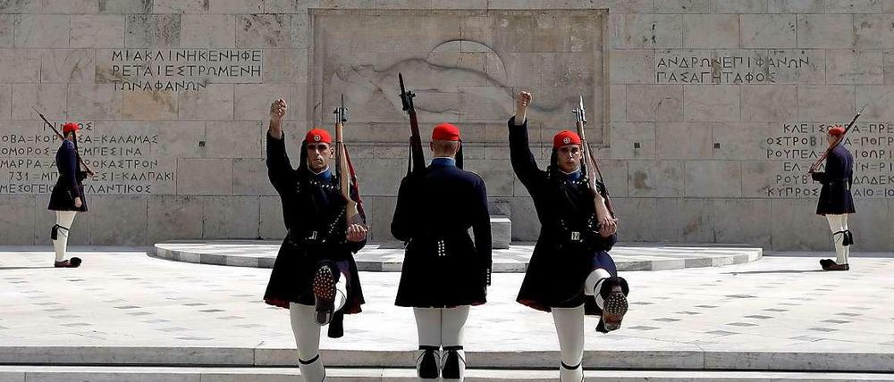 Wachablösung. Angehörige der Präsidentengarde vor dem Mahnmal des Unbekannten Soldaten in Athen.