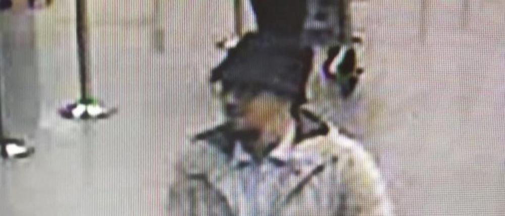 Doch nicht gefasst. Die Polizei sucht weiter nach diesem Mann, er ist einer der drei Flughafen-Attentäter von Brüssel.
