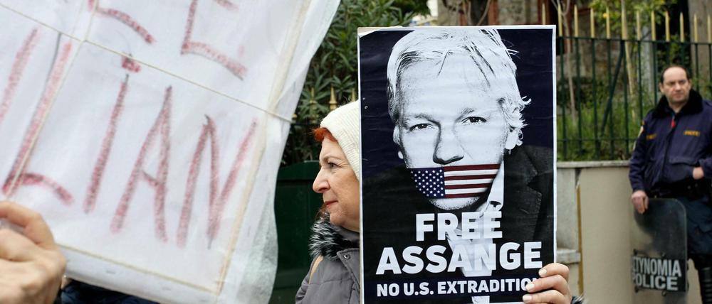 Mehrere hundert Menschen haben in London für die Freilassung von Julian Assange demonstriert. 