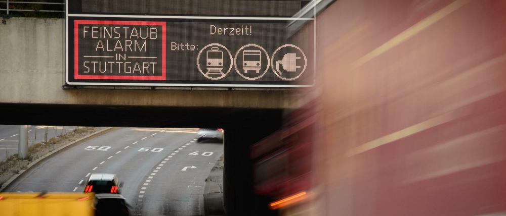 Ein Schild warnt in Stuttgart vor "Feinstaubalarm".