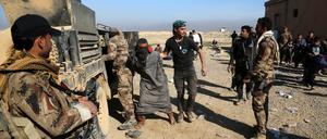 Soldaten einer irakischen Spezialeinheit verhaften in Mossul (Irak) einen IS-Kämpfer.