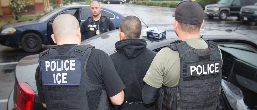 Polizisten der Einwanderungsbehörde ICE verhafteten in Los Angeles ausländische Staatsangehörige.