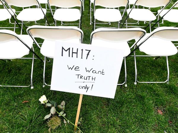 „Wir wollen die Wahrheit“: Protest der Angehörigen der Opfer von Flug MH17 
