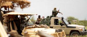 Malische Soldaten während einer Patrouille mit Soldaten in der Nähe der Grenze zu Niger.