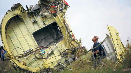 Experten sind sicher, dass die Maschine von einer Boden-Luft-Rakete – abgefeuert aus Separatistengebiet– zerstört wurde. 