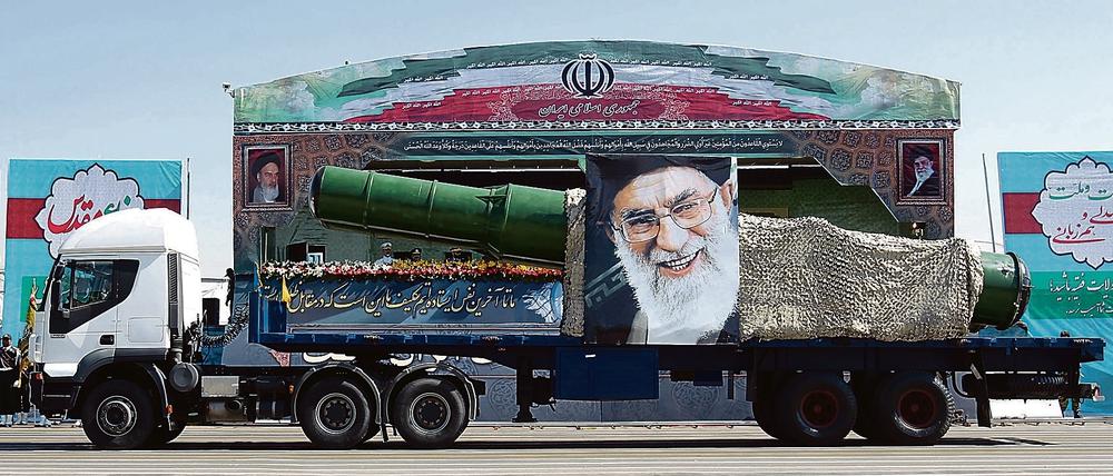 Ein Raketentransporter geschmückt mit dem Konterfei des geistlichen Oberhaupts Ayatollah Chamenei bei einer Militärparade.