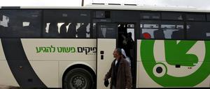 Viele Palästinenser sind auf den Bus angewiesen, um zur Arbeit und wieder dann nach Hause zu kommen.