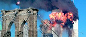 Der zweite Turm des World Trade Center wird am 11. September 2001 in New York von einem entführten Flugzeug getroffen.