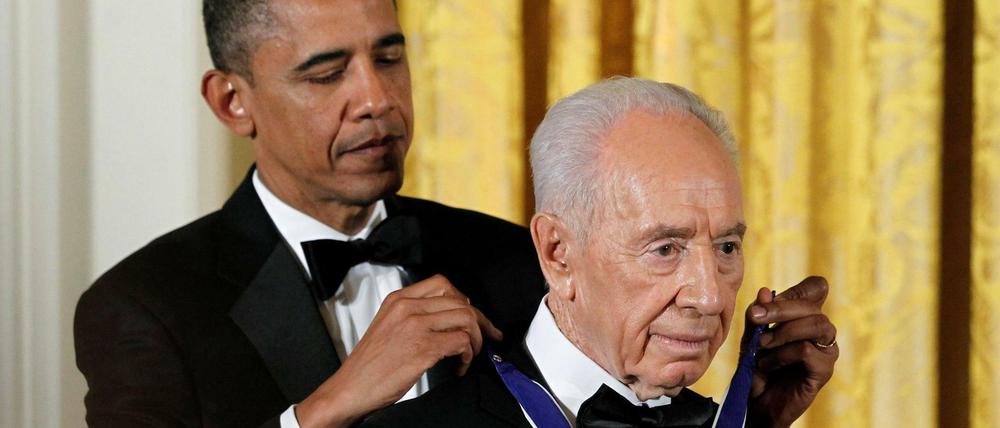 Auszeichnung: US-Präsident Barack Obama mit Shimon Peres im Juni 2012. 
