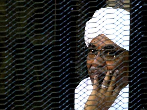 Sudans ehemaliger Präsident Umar al Baschir sitzt im September 2019 in einem Käfig in einem Gerichtsgebäude in Khartum, Sudan. 