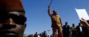 Im Sudan hat sich die Armee hinter Präsident Omar al-Baschir gestellt, der durch Massenproteste unter Druck geraten ist.