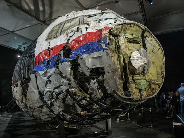 Das rekonstruierte Vorderteil der Maschine der Malaysia Airlines Flug MH17.