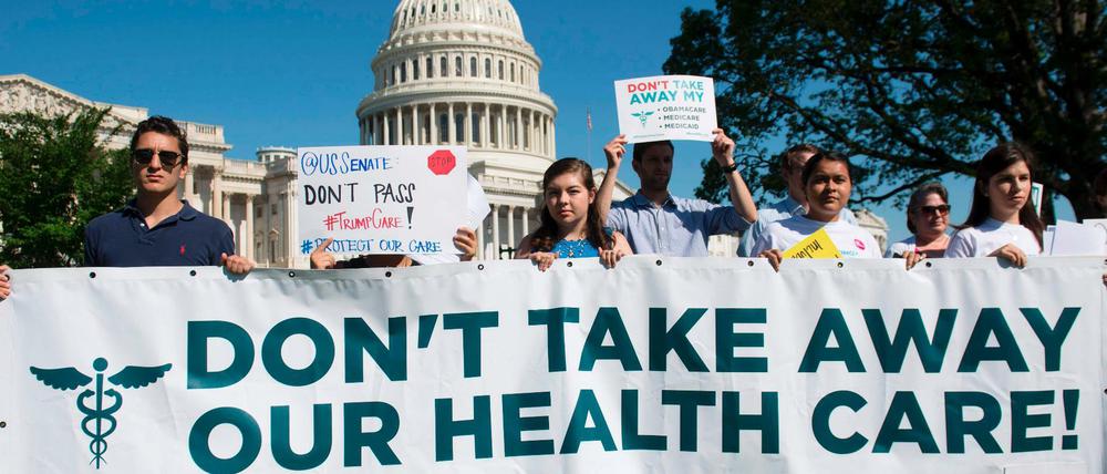 Proteste vor dem US-Kongress gegen Einschränkungen der Gesundheitsversorgung.