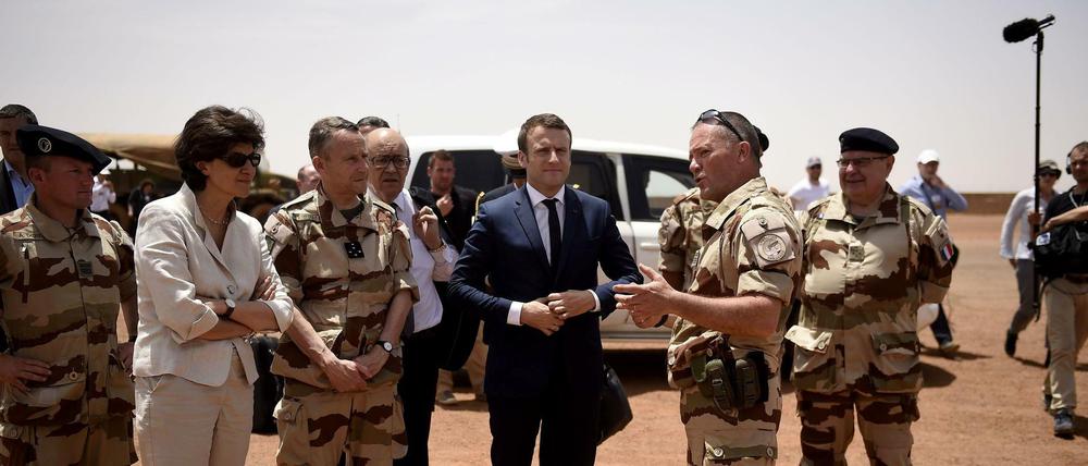 Der französische Präsident Emmanuel Macron bei einem Besuch von französischen Truppen in Mali.