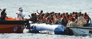 Viele Flüchtlinge versuchen, von Libyen aus in Rettungsbooten Europa zu erreichen - und müssen aus Seenot gerettet werden. 