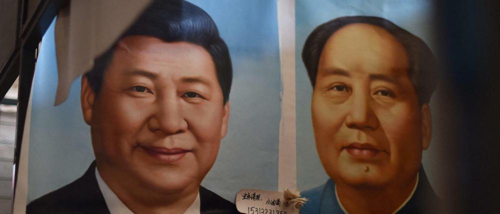 Ein Bild von Chinas Präsidenten Xi Jinping (l) neben Mao Zedong in Peking. 
