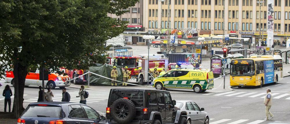Rettungskräfte stehen auf dem Marktplatz in Turku. Die Polizei hat auf einen Messerangreifer geschossen, der zuvor mehrere Menschen verletzt hatte. 