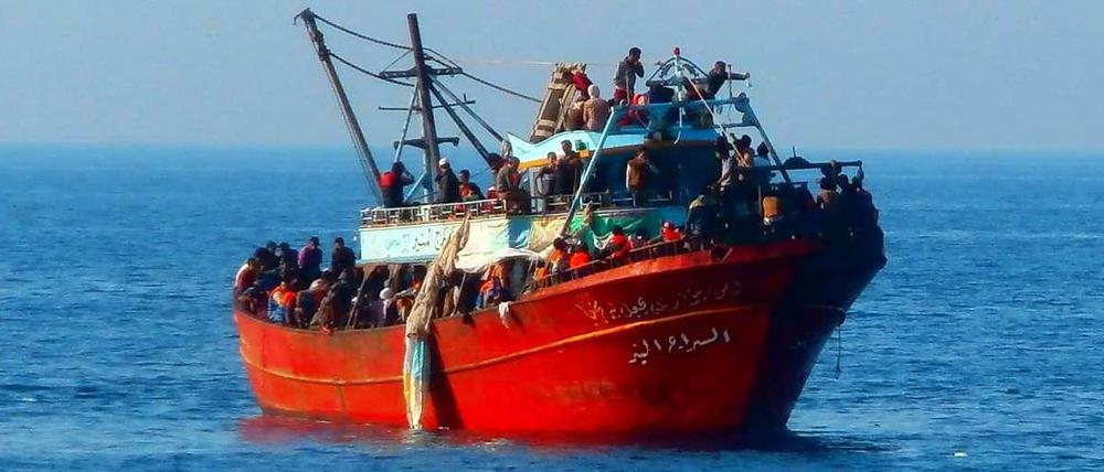 Ein Flüchtlingsboot vor der italienischen Küste.
