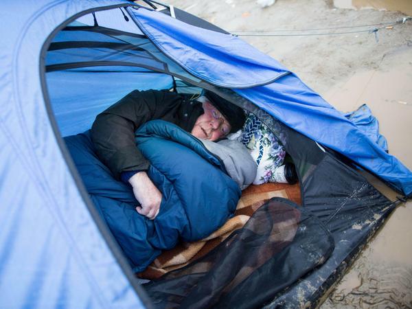 Der ehemalige Arbeitsminister Norbert Blüm (CDU) liegt am 13.03.2016 in Idomeni im Flüchtlingslager an der Grenze zwischen Griechenland und Mazedonien im strömenden Regen in seinem Zelt. 