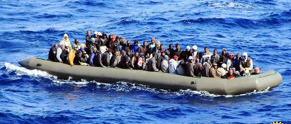 Ein Boot mit Flüchtlingen aus Afrika kurz vor dem italienischen Lampedusa. 