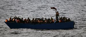 Flüchtlinge aus Afrika in einem Boot auf dem Mittelmeer (Archivbild von 2017) 
