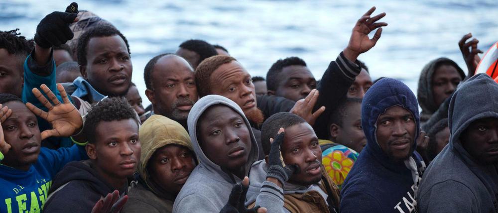 Gefährliche Überfahrt nach Europa: Flüchtlinge auf einem Boot (Bild vom 03.02.2017) 