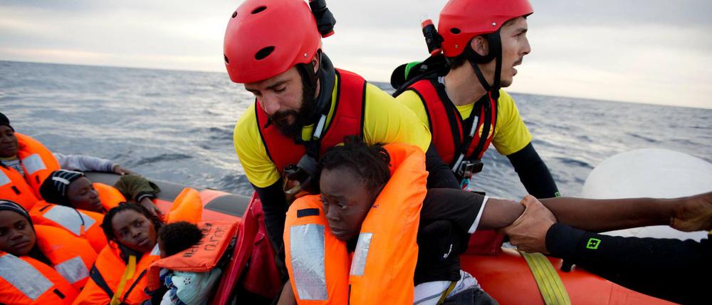 Eine Frau in einem Gummiboot, die mit anderen Flüchtlingen Richtung Europa fährt, wird unweit der lybischen Stadt Sabratha, gerettet.