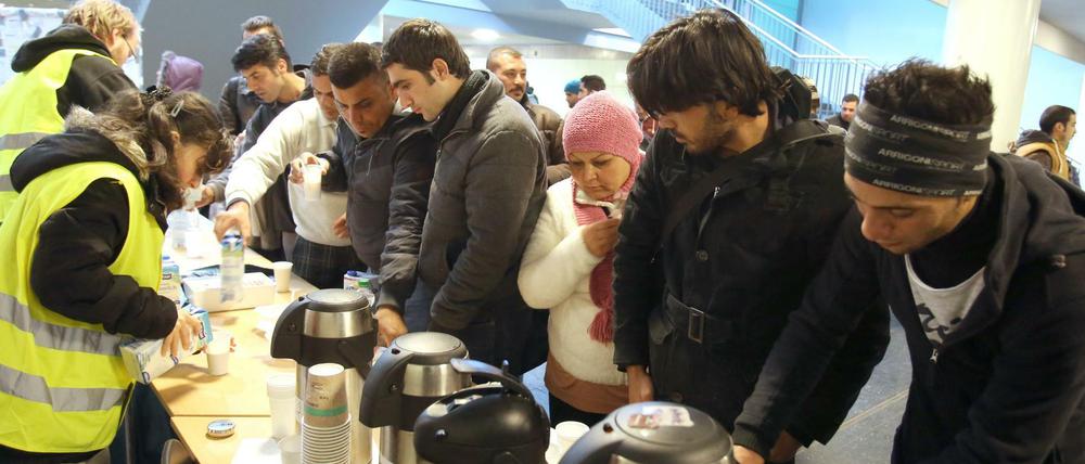 Auf dem Hauptbahnhof in Rostock werden ankommende Flüchtlinge von Mitarbeitern der Flüchtlingsinitiative «Rostock hilft» in Empfang genommen. 