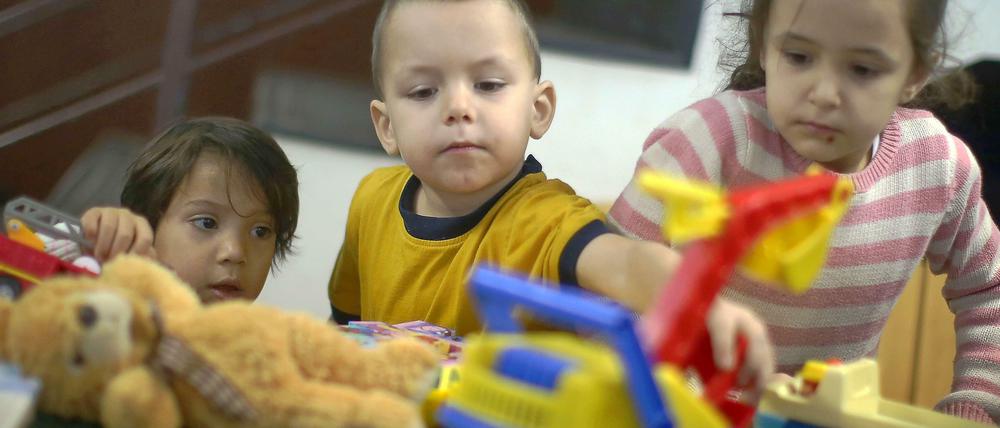Flüchtlingskinder in Mainz spielen mit gespendeten Spielsachen.