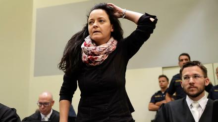 Die Angeklagte Beate Zschäpe steht bei der Fortsetzung des NSU-Prozesses neben ihrem Anwalt Mathias Grasel im Gerichtssaal. 