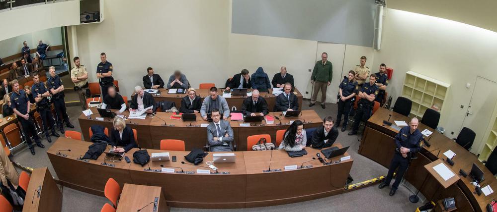 Ein voller Gerichtssaal auch am Dienstag in München. Ganz rechts sitzt Beate Zschäpe neben ihrem Anwalt.