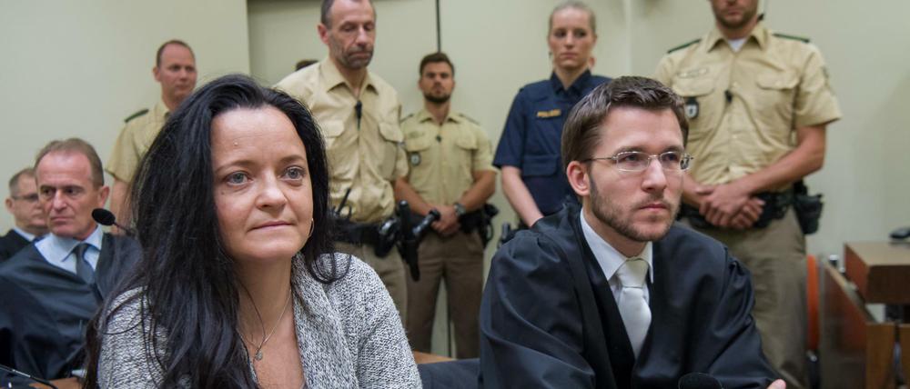 Die Angeklagte Beate Zschäpe im Gerichtssaal in München neben ihrem Anwalt Mathias Grasel.