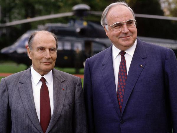Francois Mitterrand, Präsident von Frankreich, und Bundeskanzler Helmut Kohl bei einem Treffen in Bonn im November 1989. 