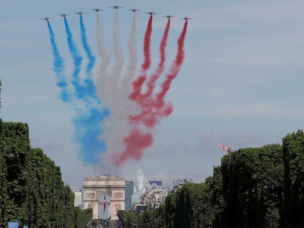 Eine Kunstflugstaffel fliegt über dem Arc de Triomphe in Paris.